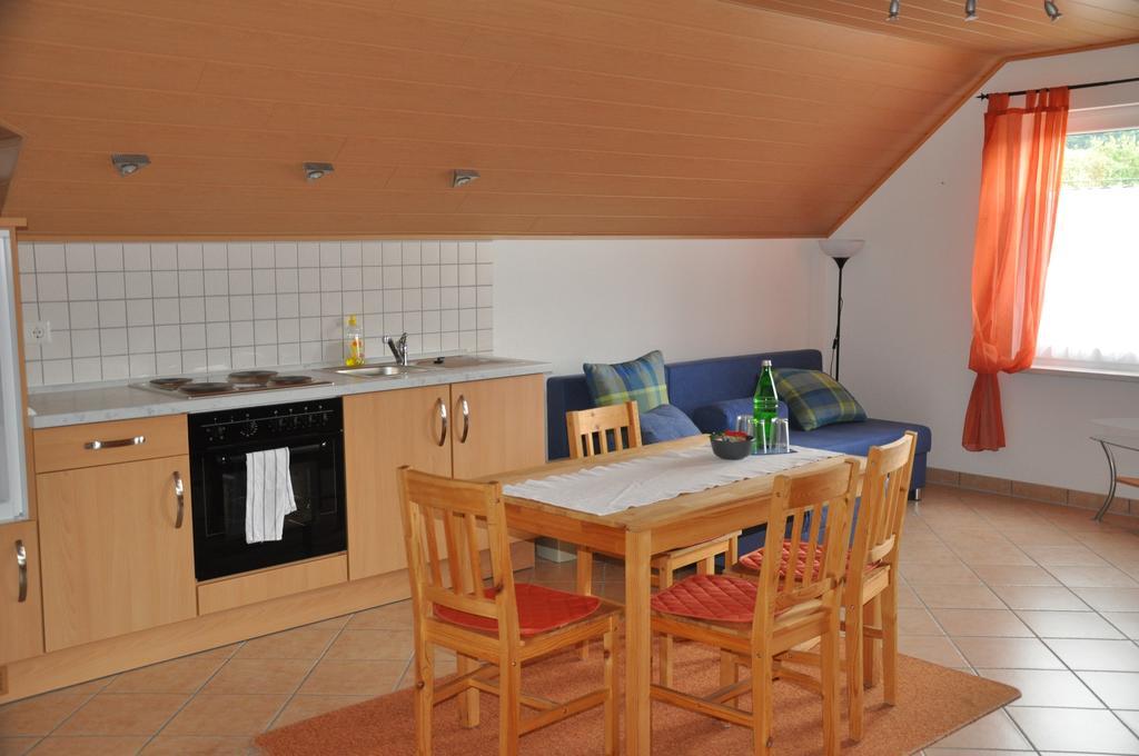 Fliederhof Ferienwohnungen Herresbach Szoba fotó