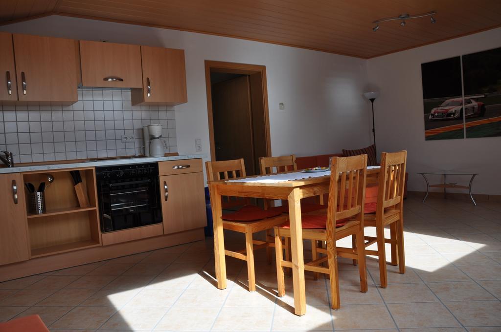 Fliederhof Ferienwohnungen Herresbach Szoba fotó